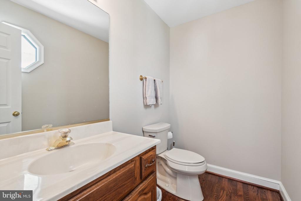 7708 CASTLEBURY COURT