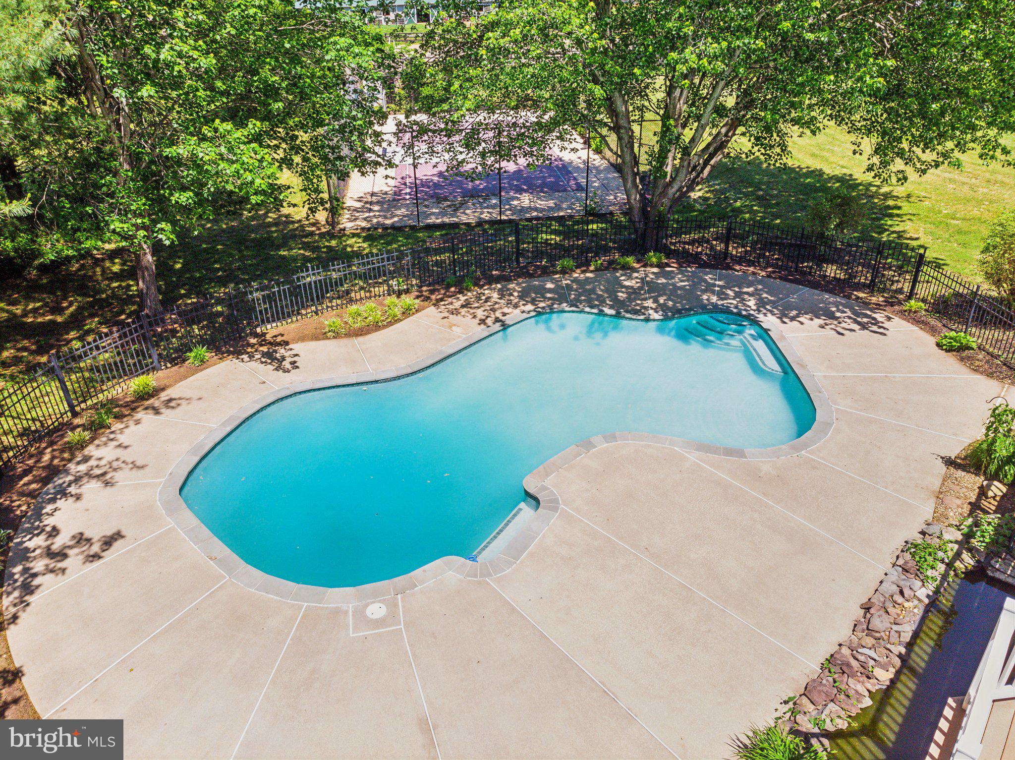 7708 CASTLEBURY COURT