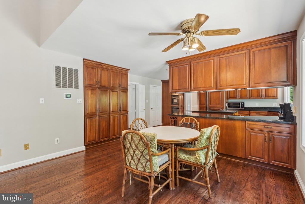 7708 CASTLEBURY COURT
