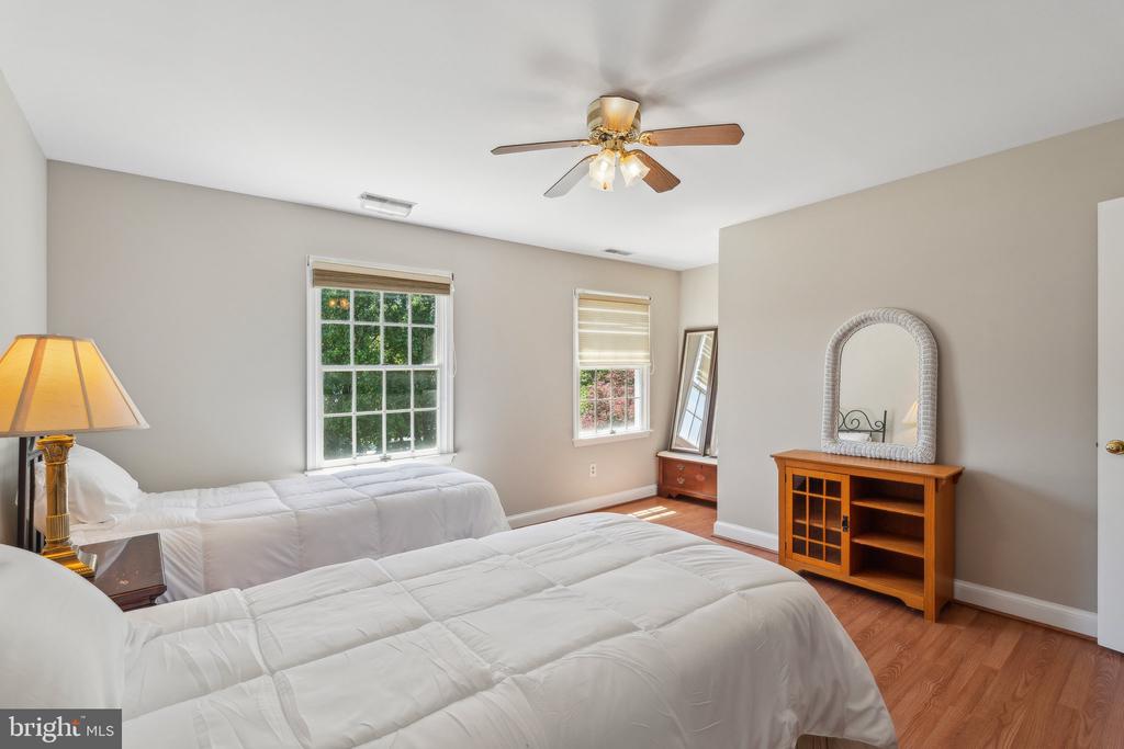 7708 CASTLEBURY COURT