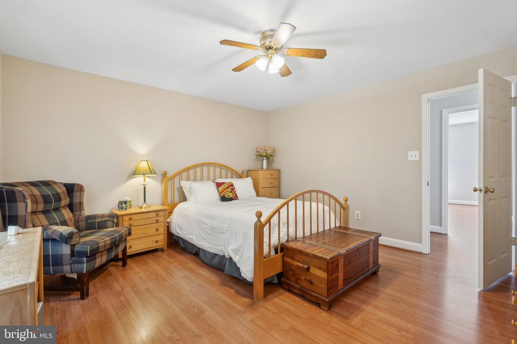 7708 CASTLEBURY COURT