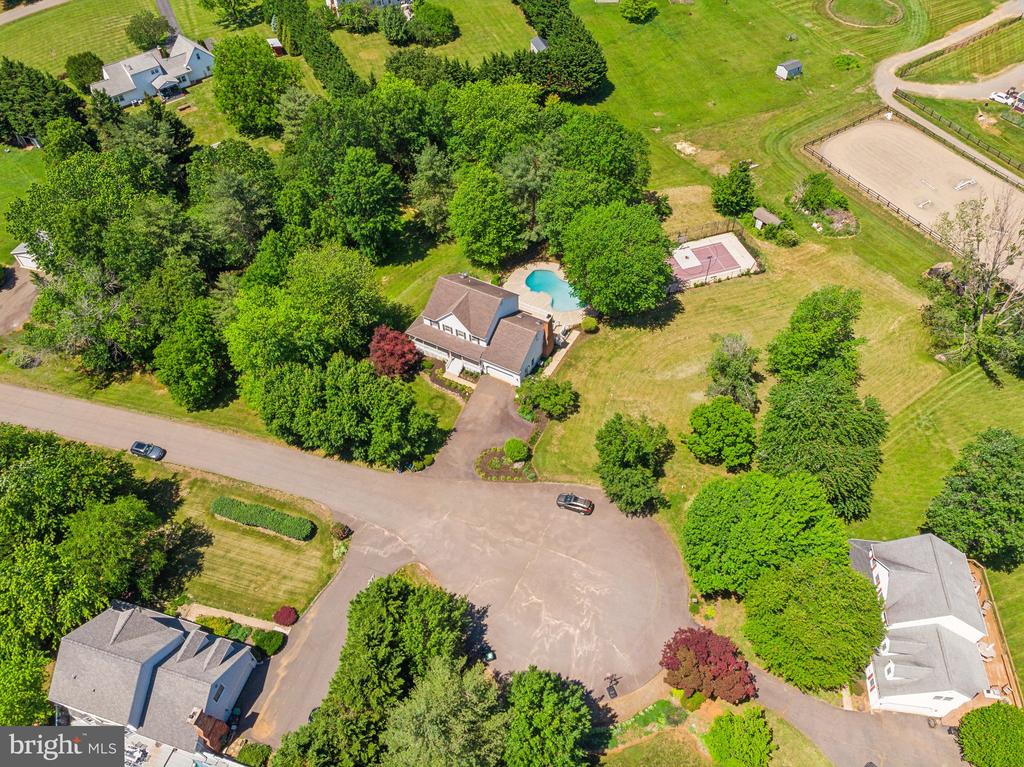 7708 CASTLEBURY COURT