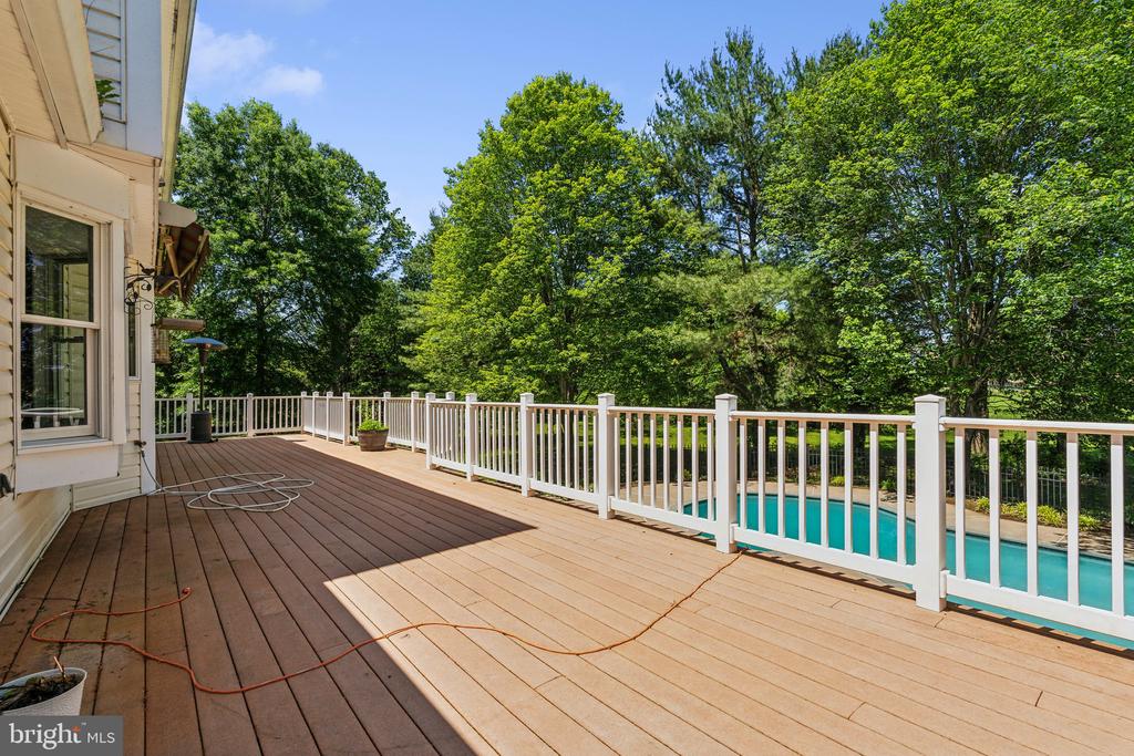 7708 CASTLEBURY COURT