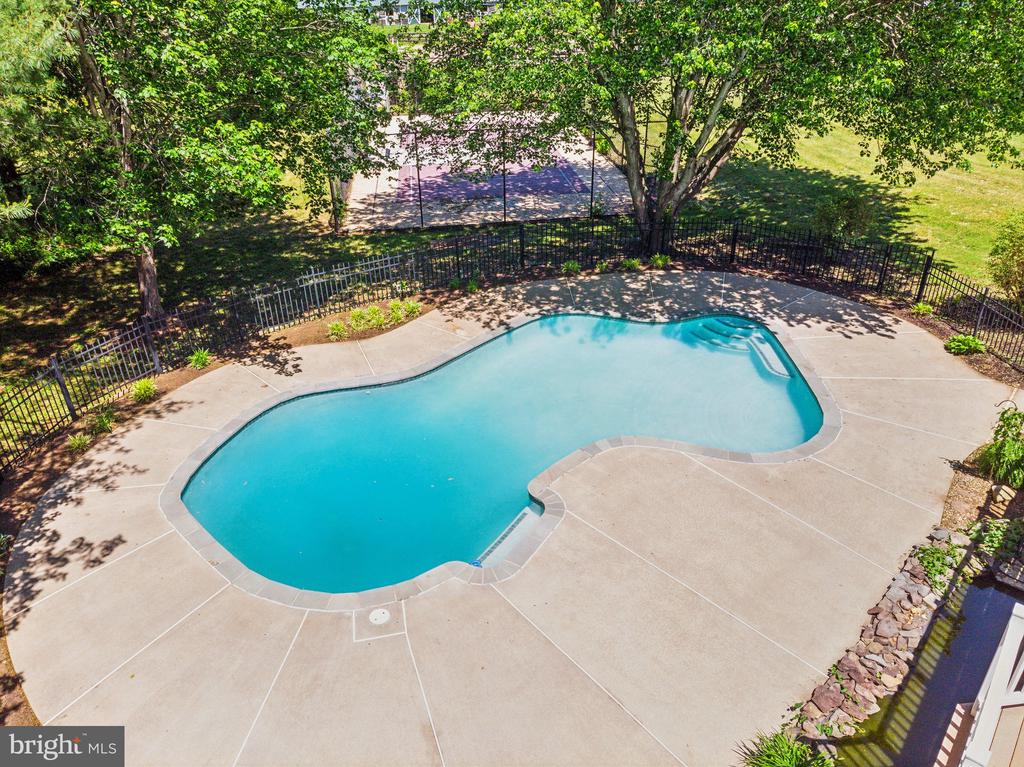 7708 CASTLEBURY COURT