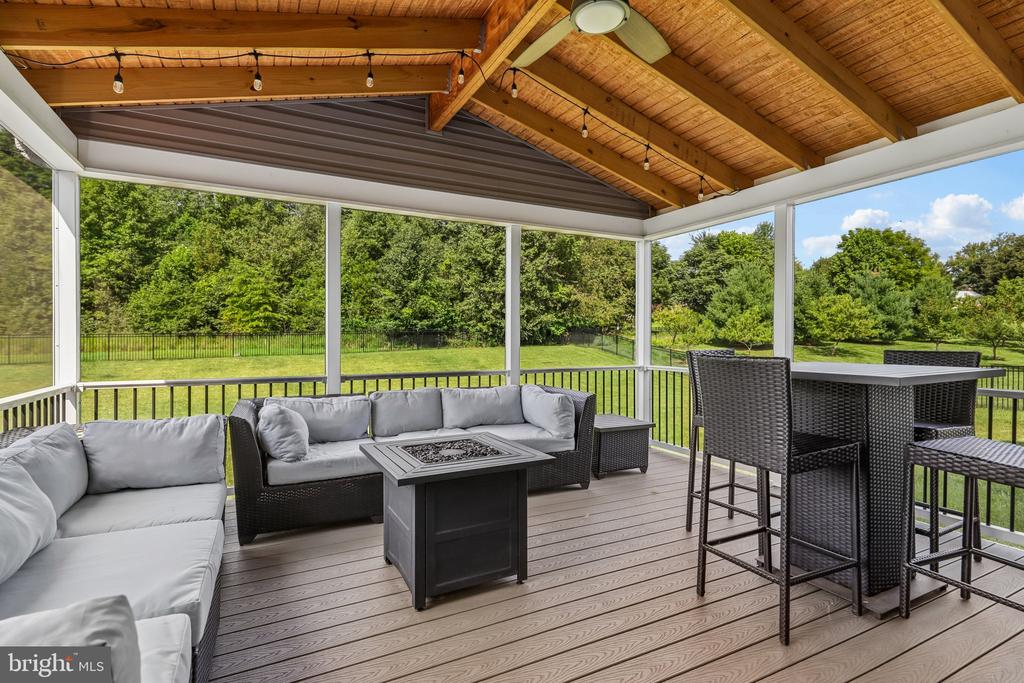 7471 LAKE WILLOW COURT