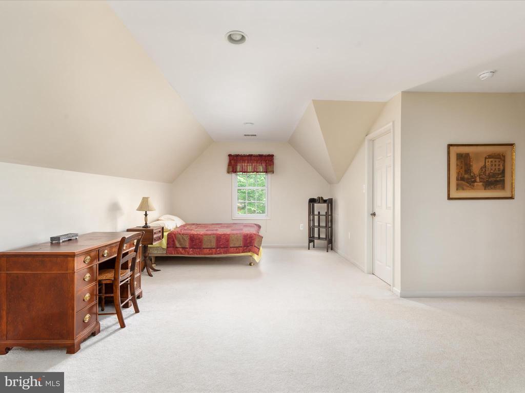 228 SUNSET CIRCLE