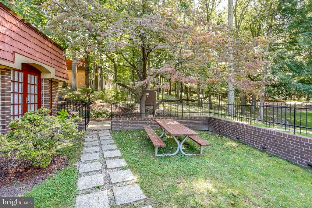 5913 PRINCE JAMES DRIVE Unit: I ("EYE")