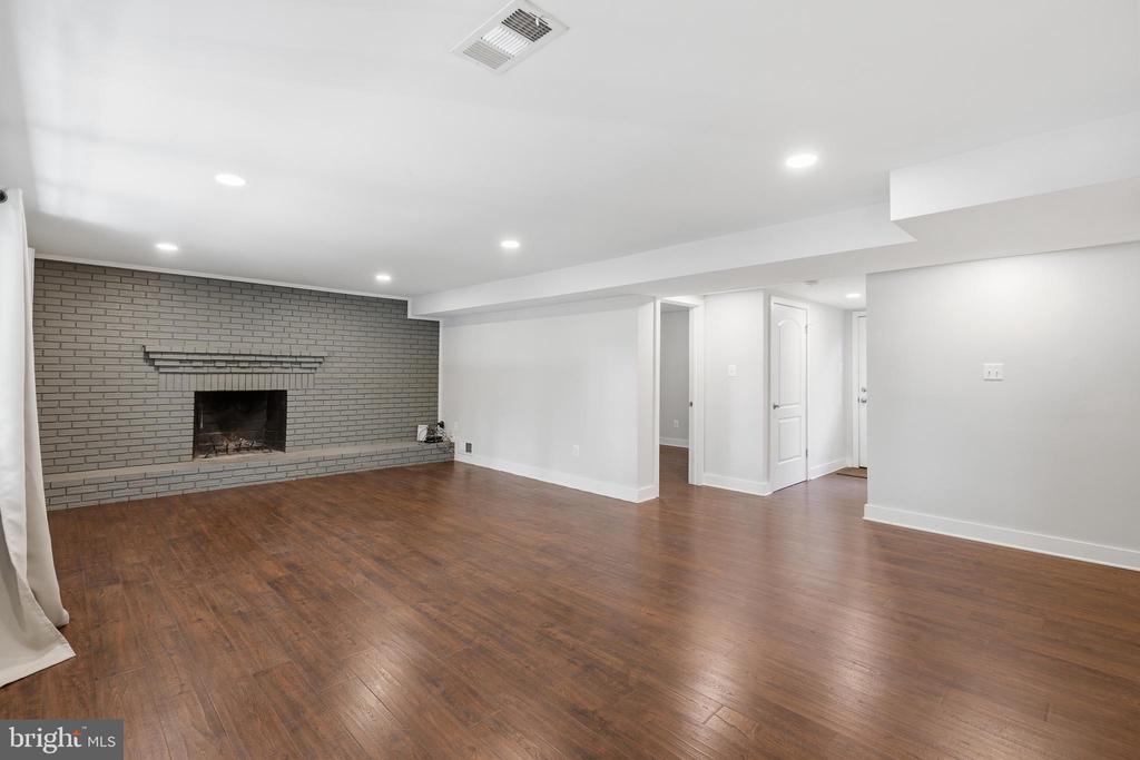 6814 SHRINE COURT