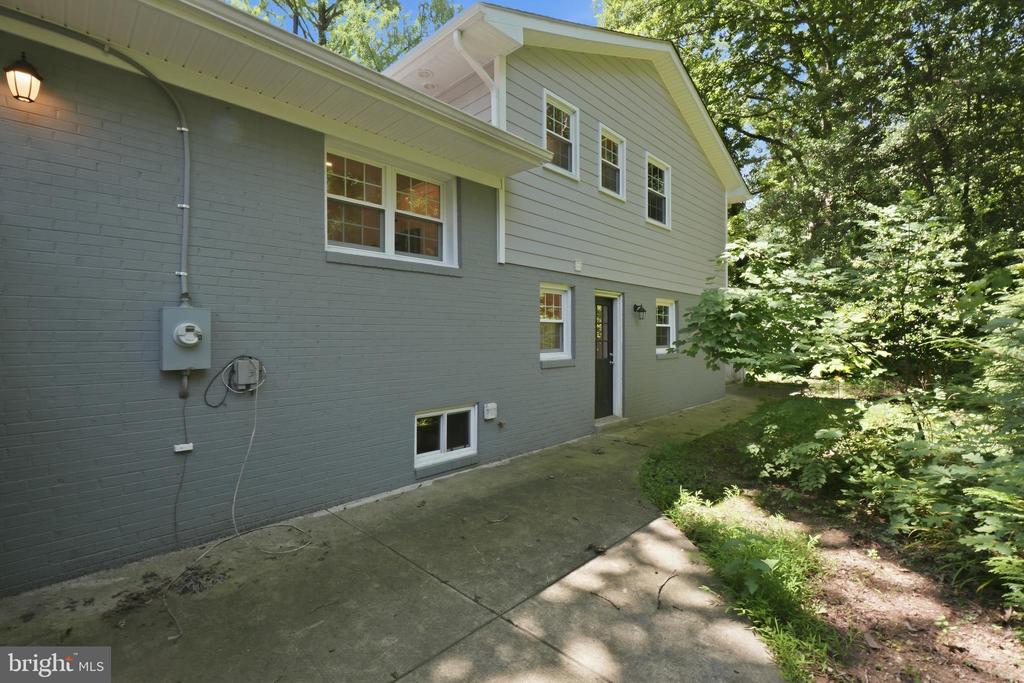 6814 SHRINE COURT