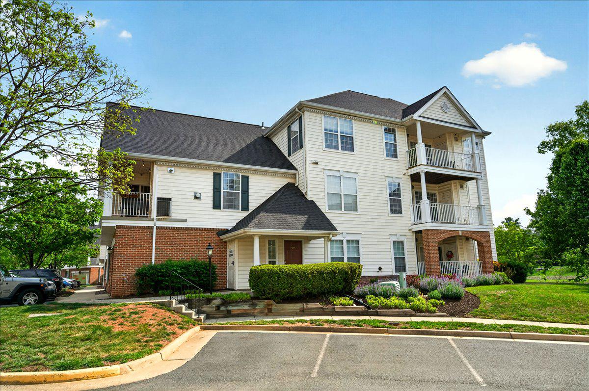 25280 LAKE SHORE SQUARE 205