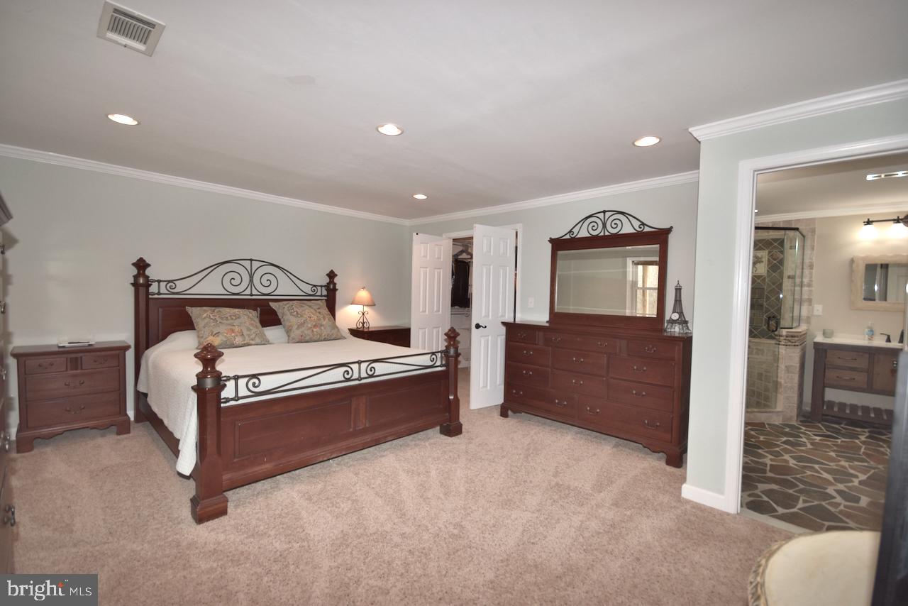11041 ROUND HILL DRIVE
