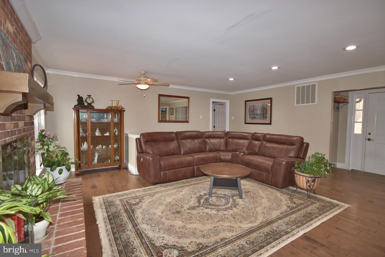 11041 ROUND HILL DRIVE
