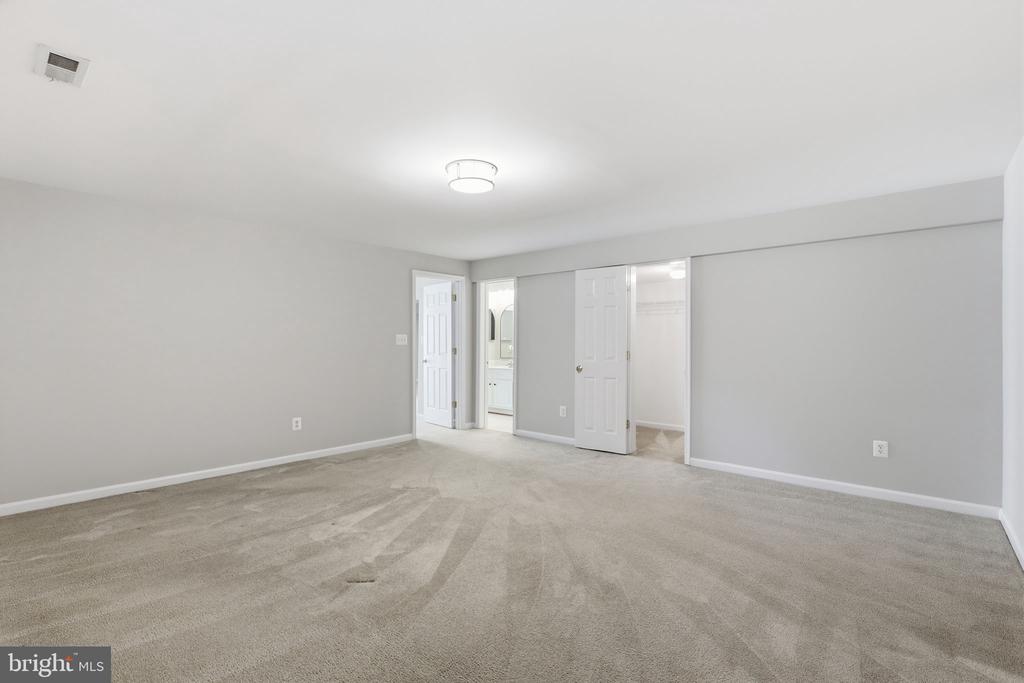 8816 YELLOWTHROAT COURT