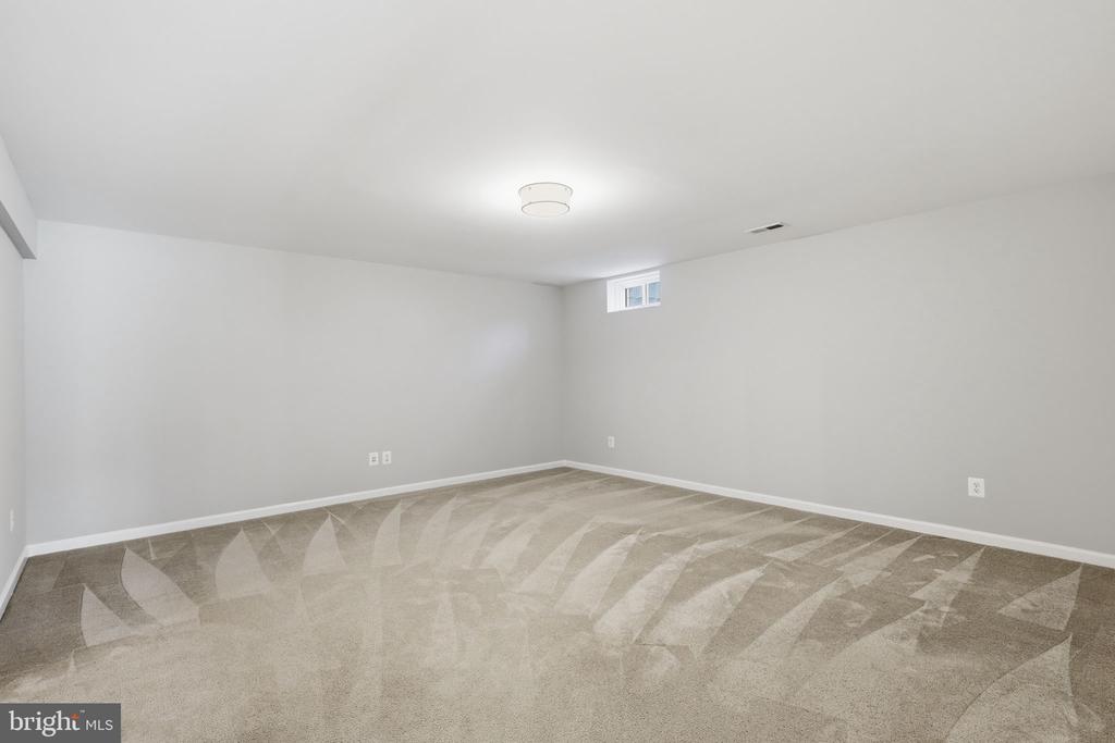 8816 YELLOWTHROAT COURT