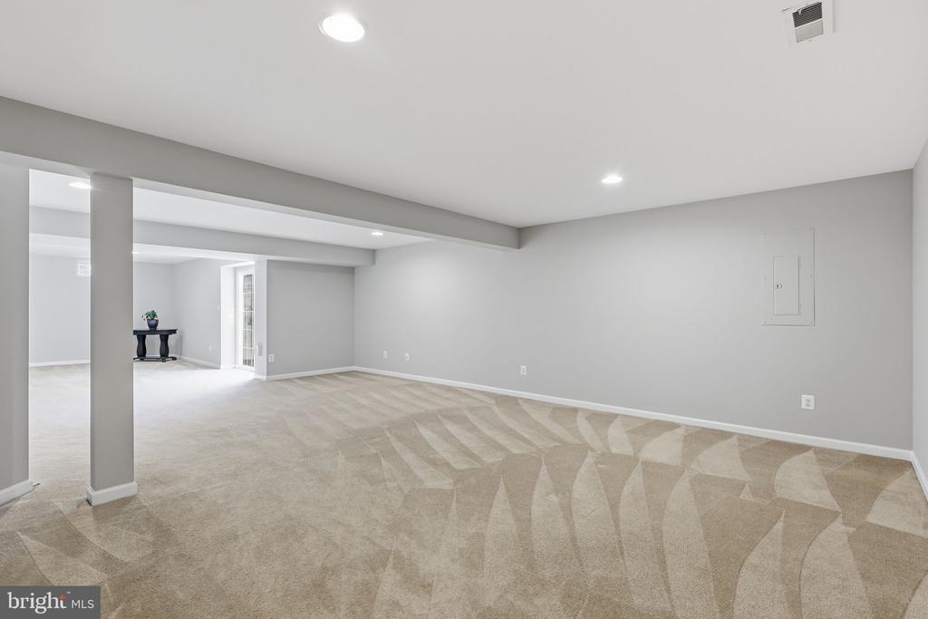 8816 YELLOWTHROAT COURT