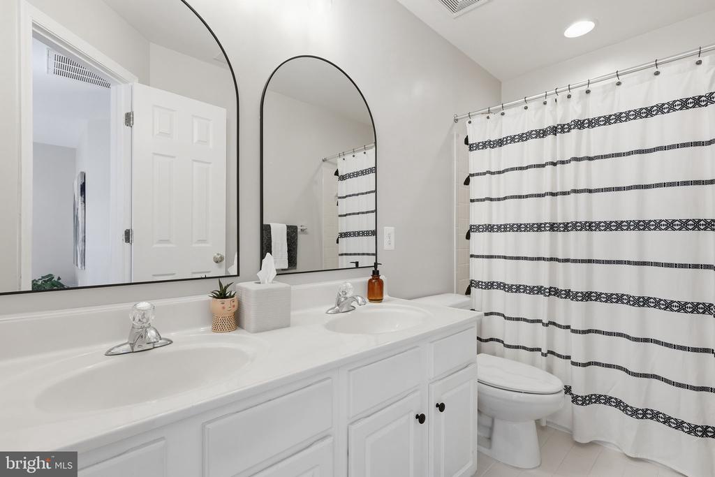 8816 YELLOWTHROAT COURT