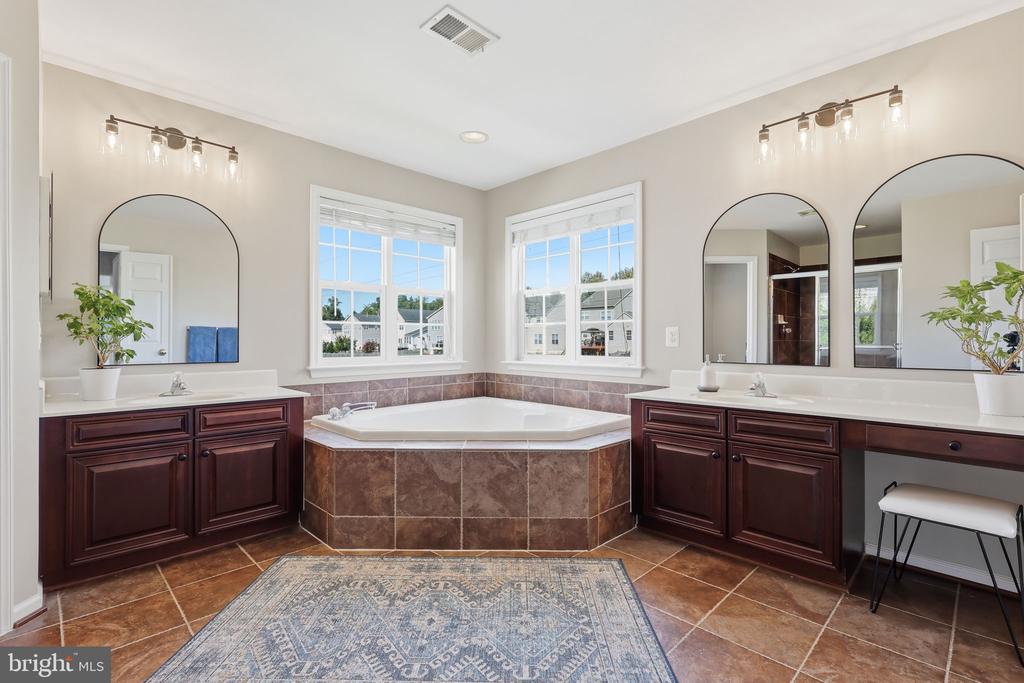 8816 YELLOWTHROAT COURT