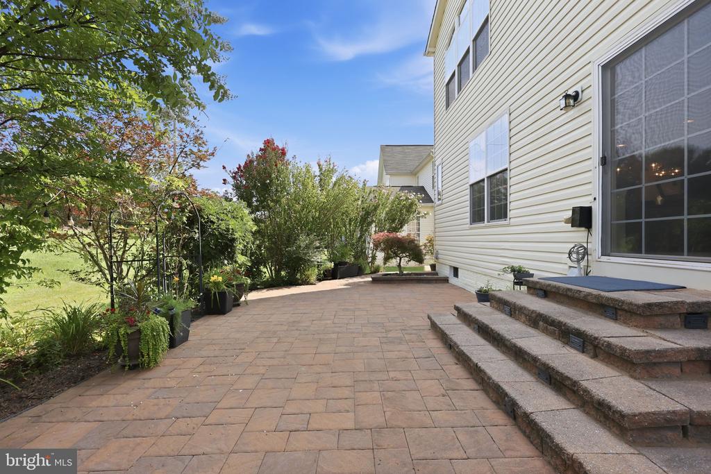 8816 YELLOWTHROAT COURT