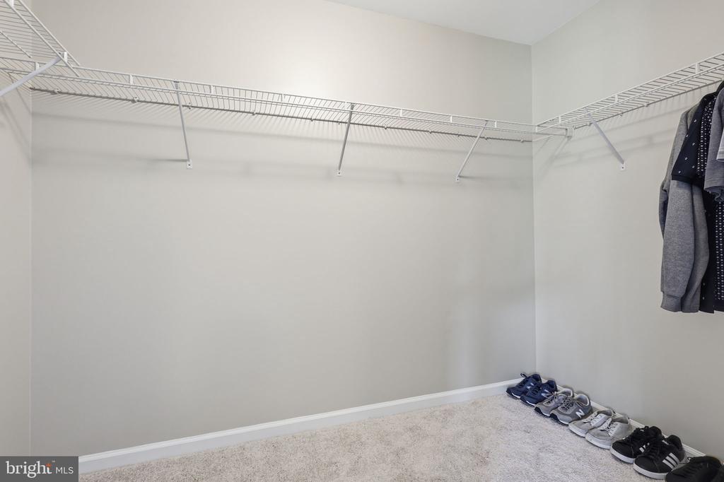 8816 YELLOWTHROAT COURT