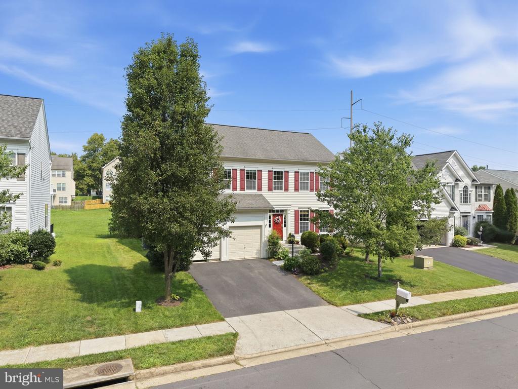 8816 YELLOWTHROAT COURT
