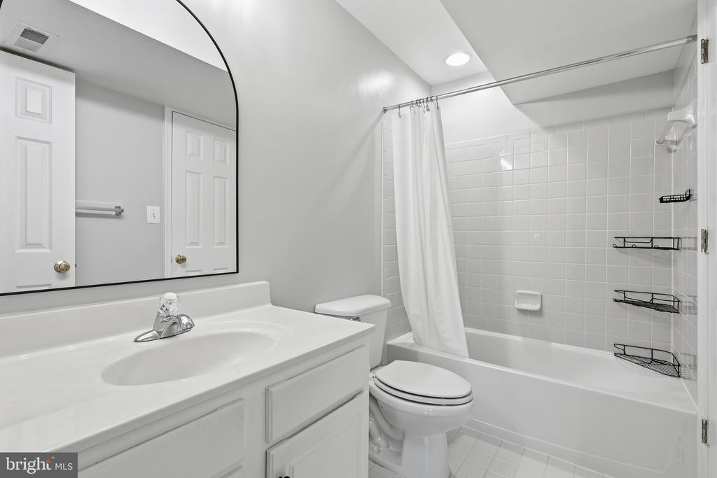 8816 YELLOWTHROAT COURT