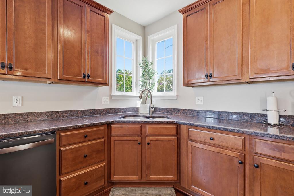 8816 YELLOWTHROAT COURT