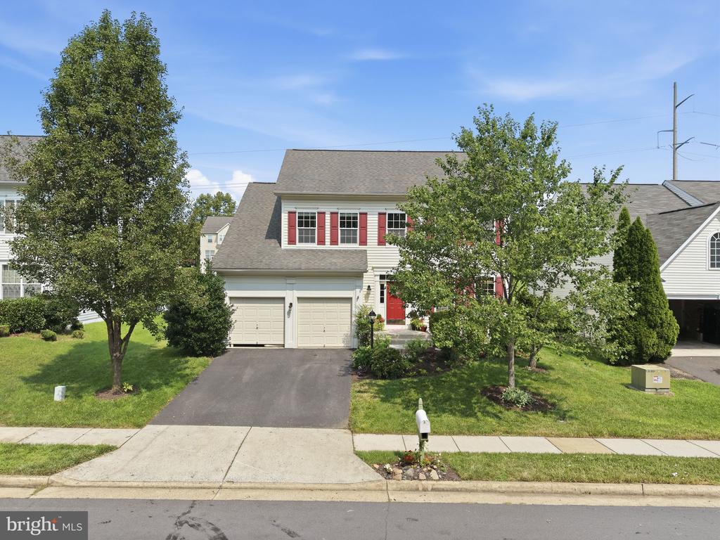 8816 YELLOWTHROAT COURT