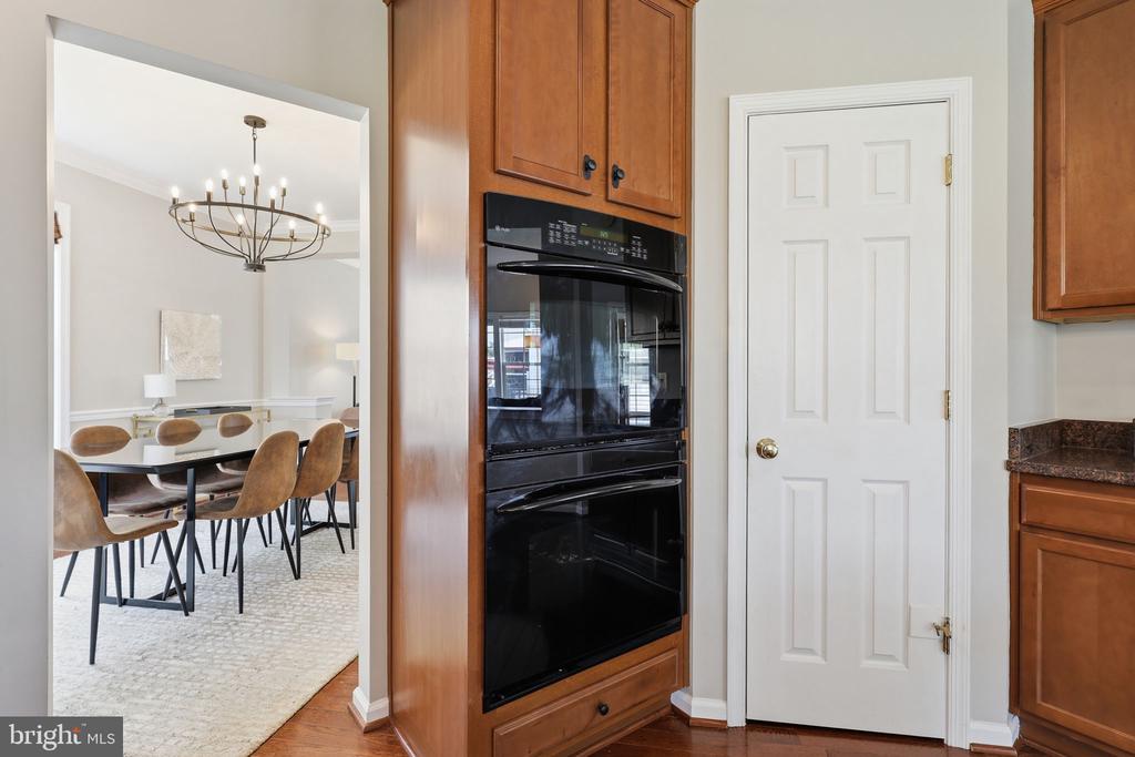 8816 YELLOWTHROAT COURT