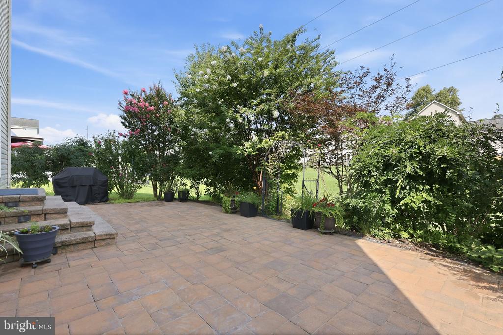 8816 YELLOWTHROAT COURT