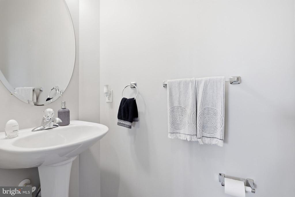 8816 YELLOWTHROAT COURT