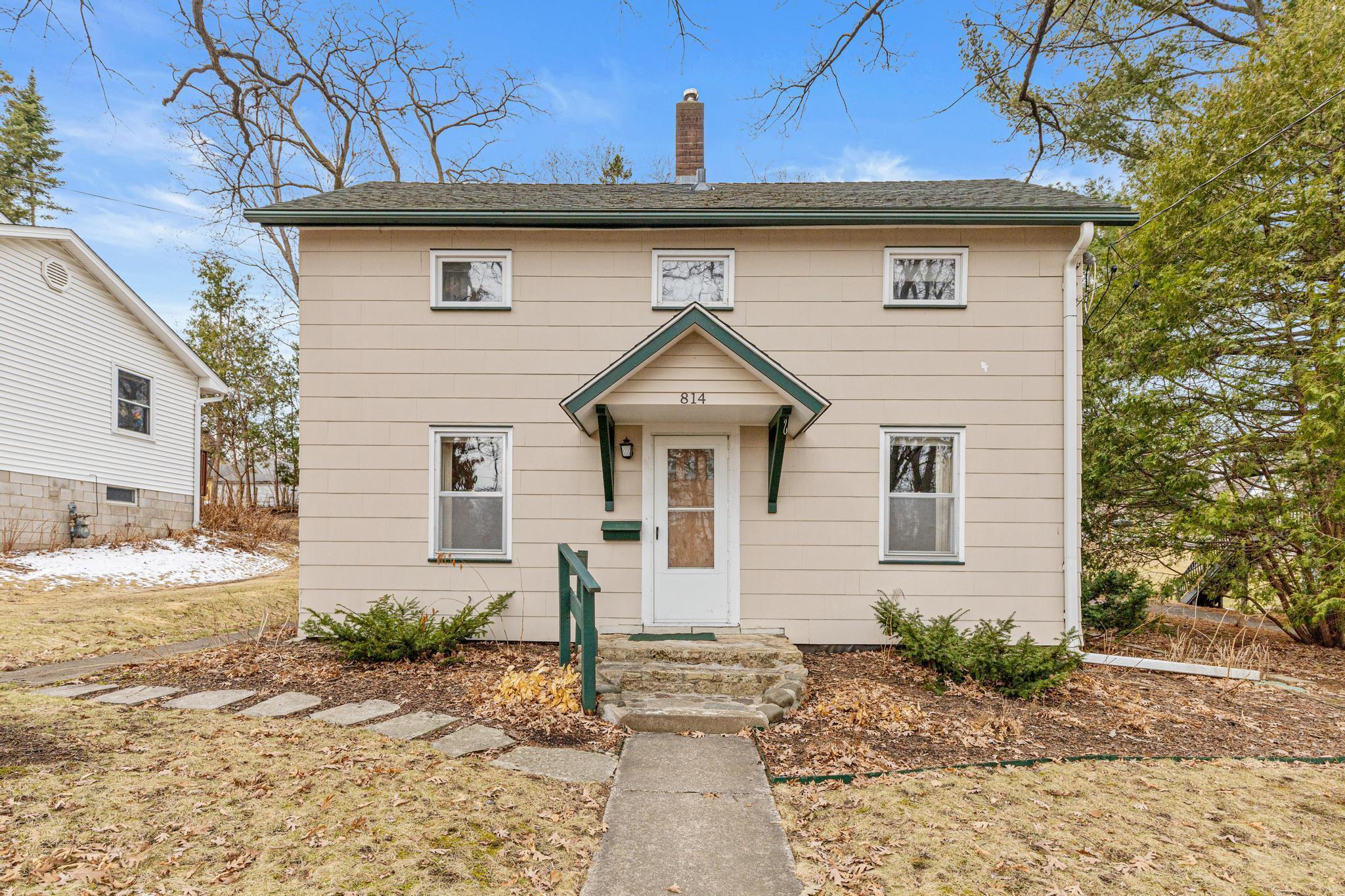 814 Everett Street N