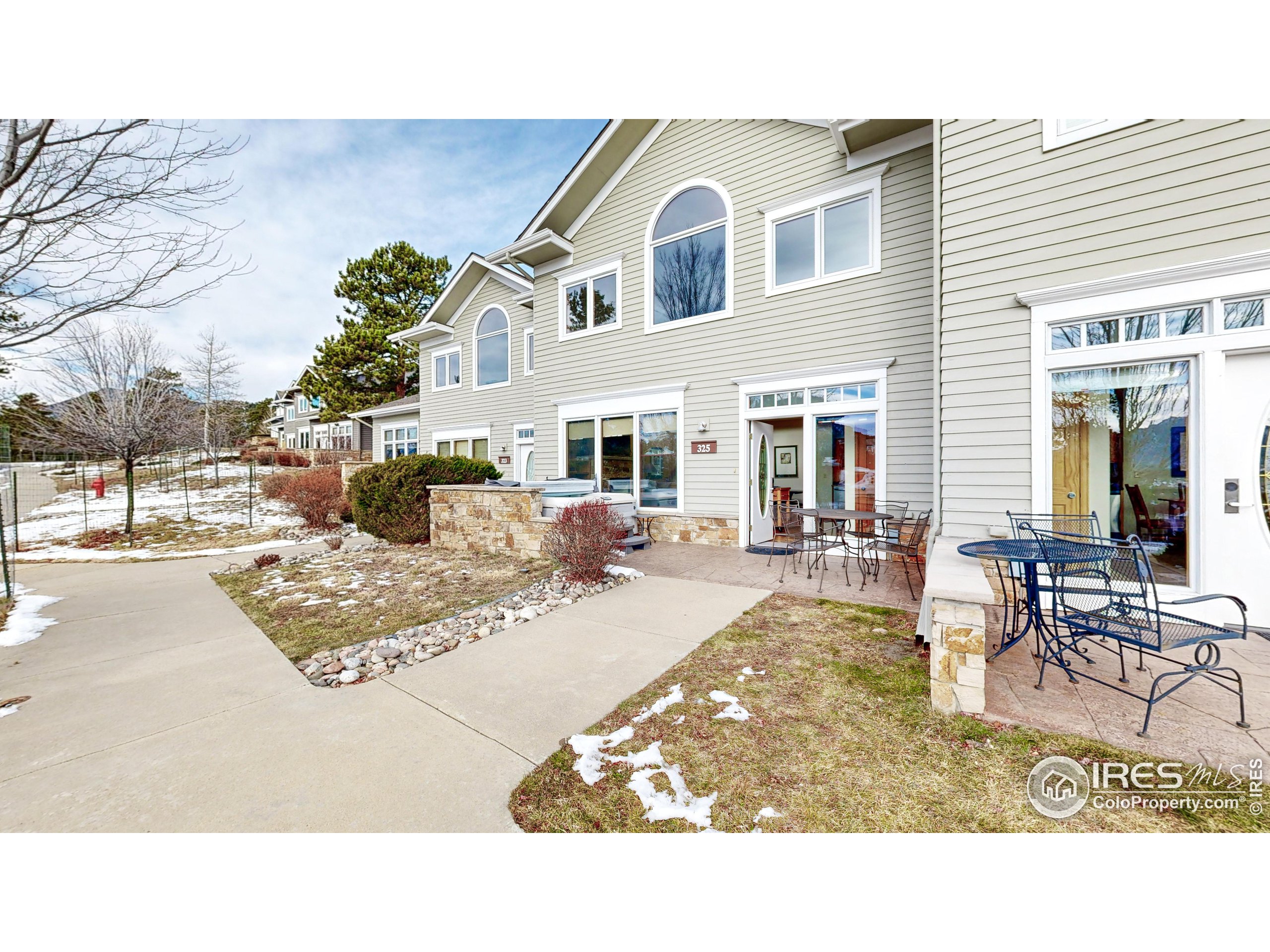 325 Overlook Ln