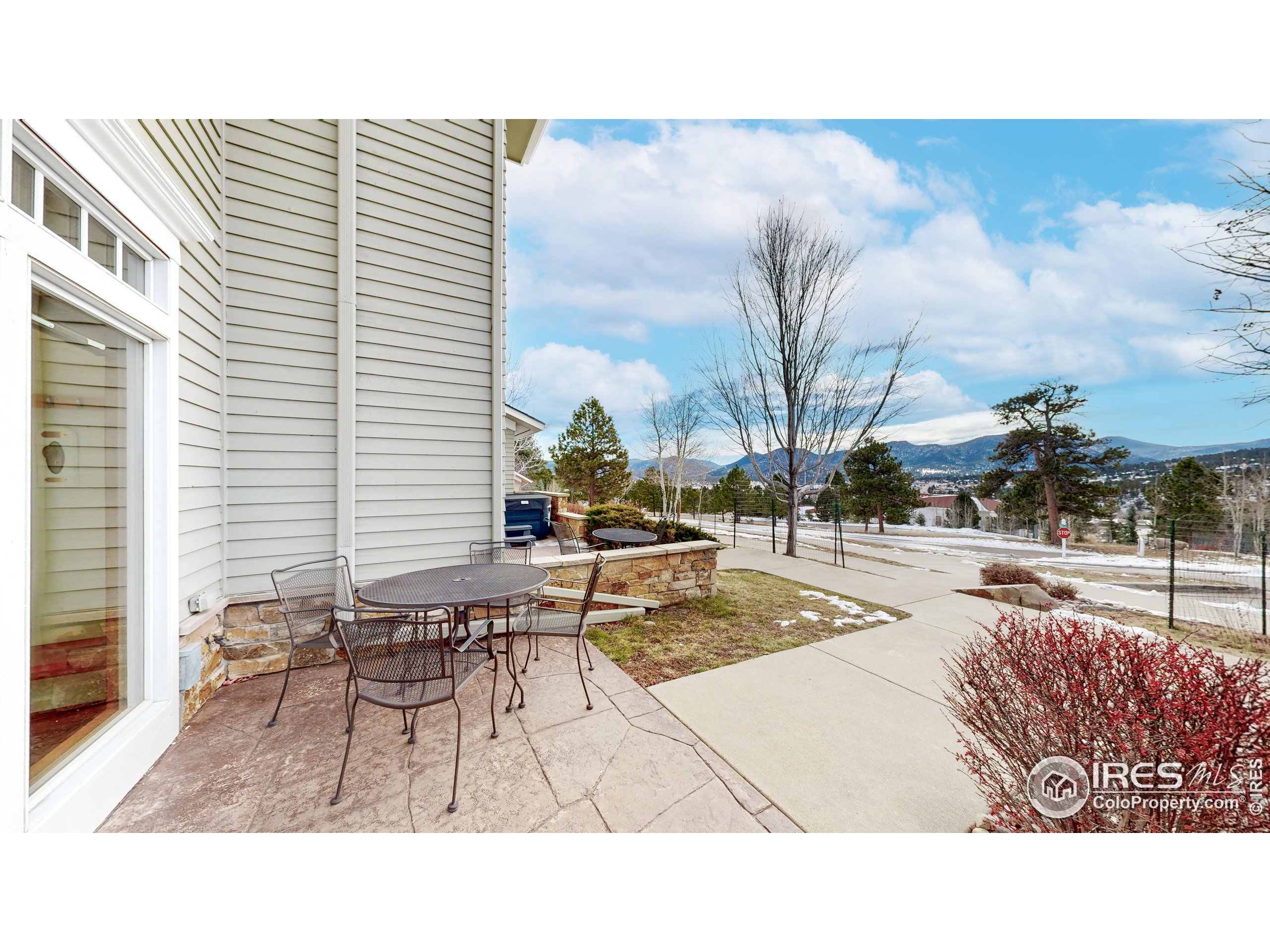 325 Overlook Ln