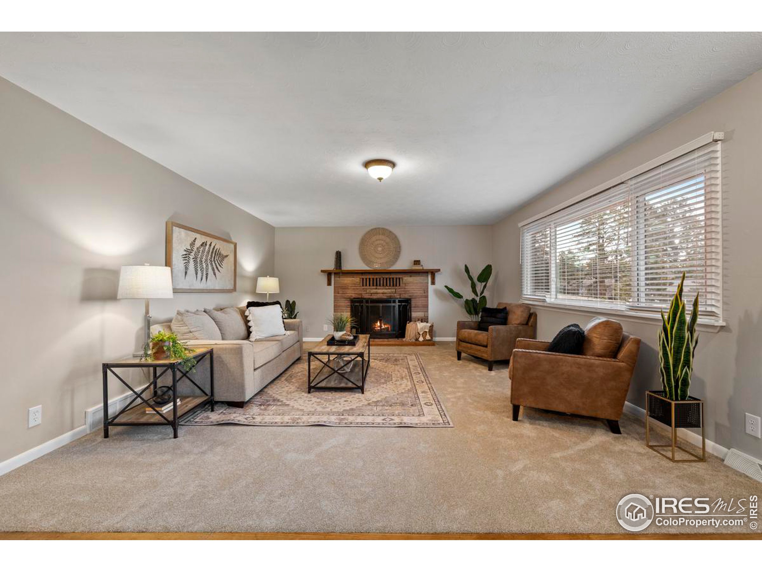 1043 Lexington Ln