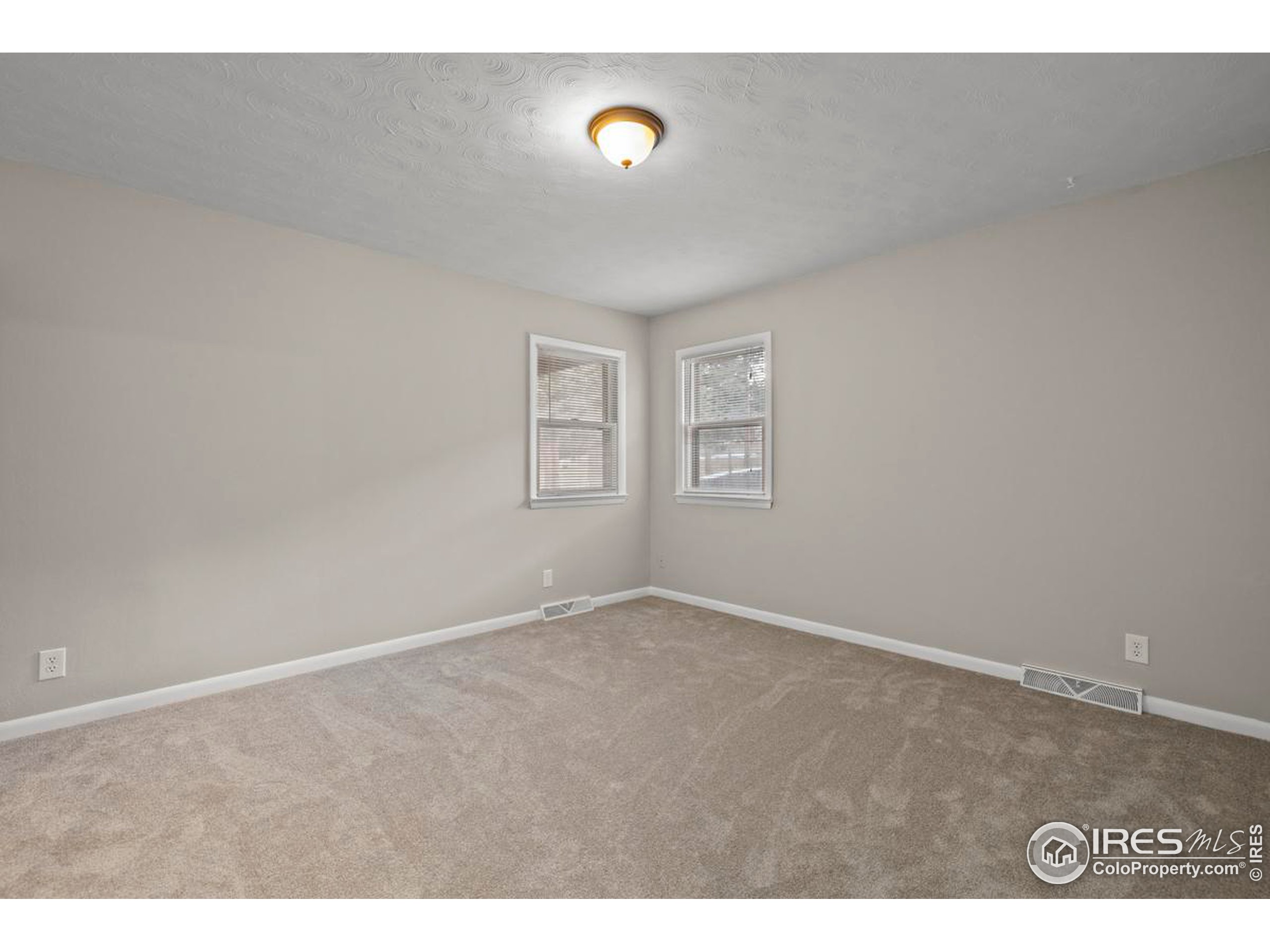 1043 Lexington Ln
