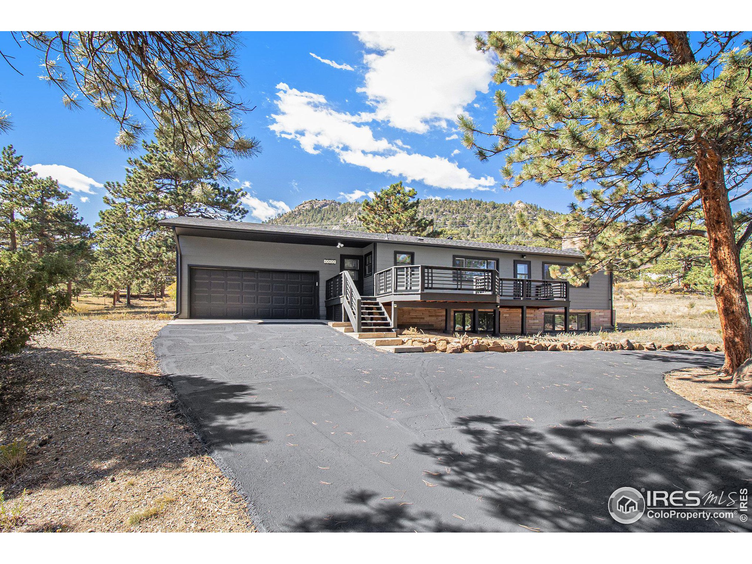 1043 Lexington Ln