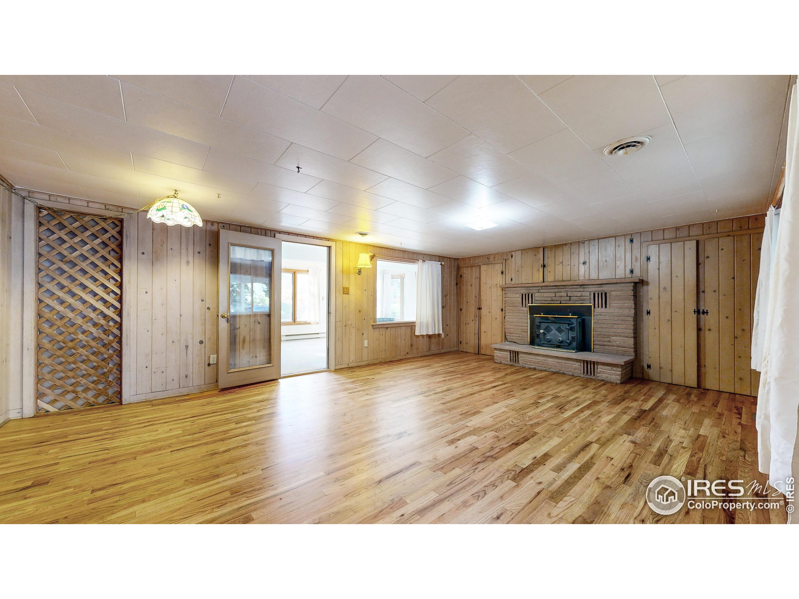 253 E Riverside Dr