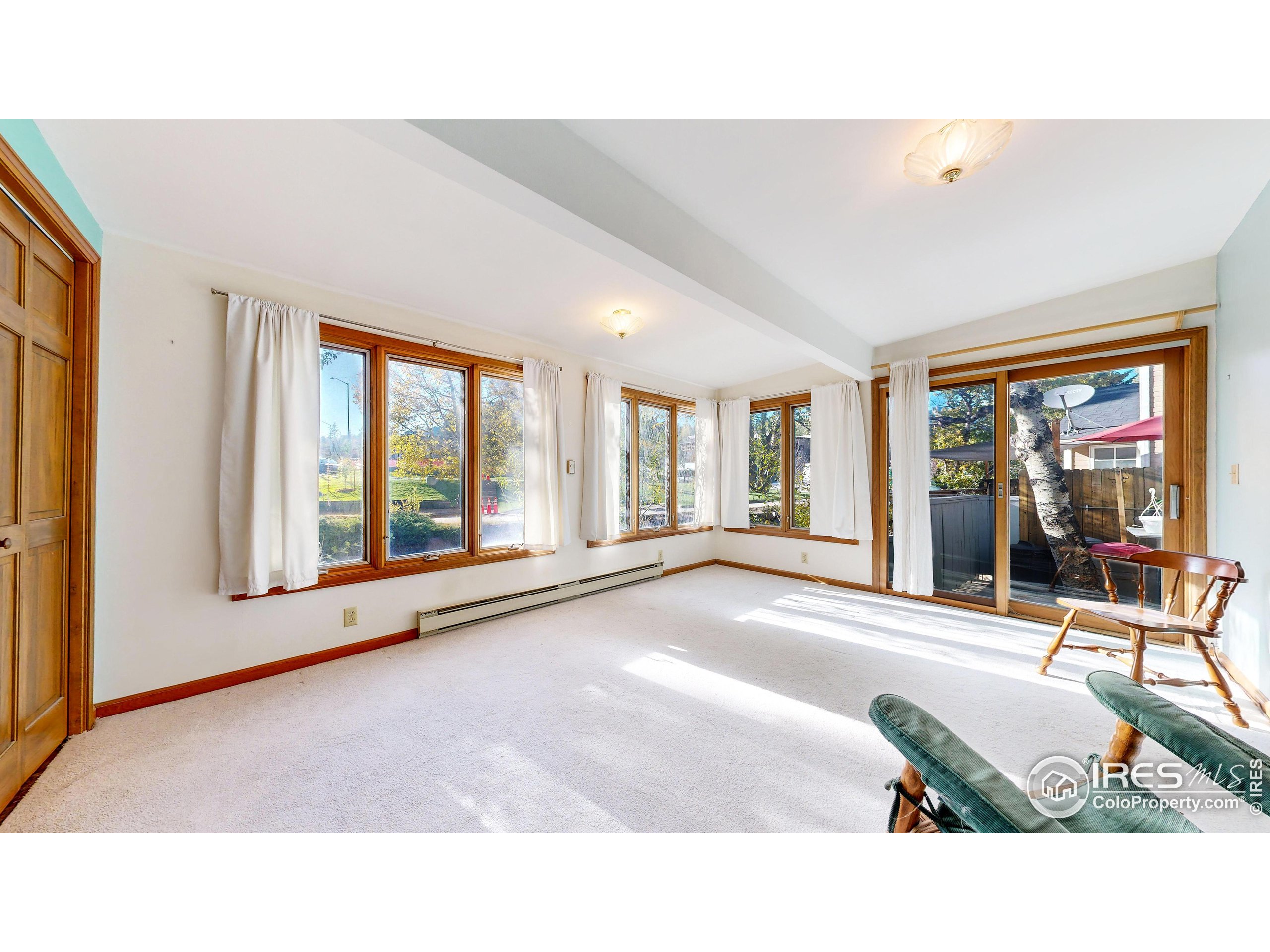 253 E Riverside Dr