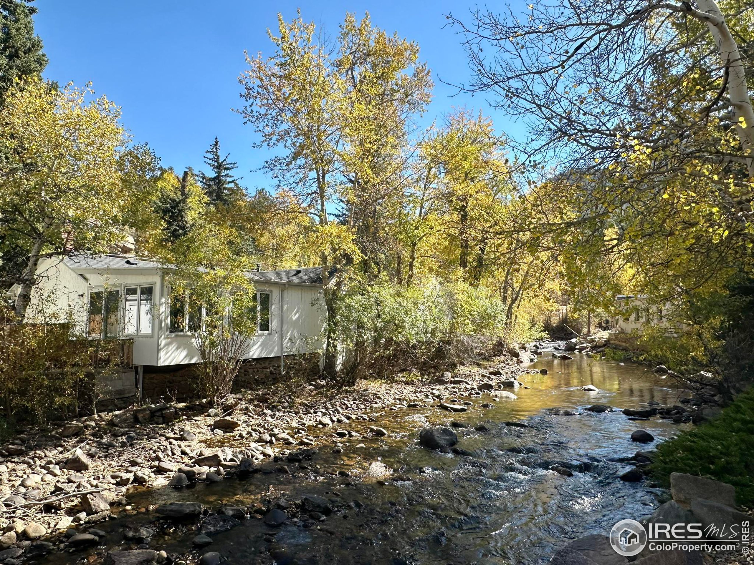 253 E Riverside Dr