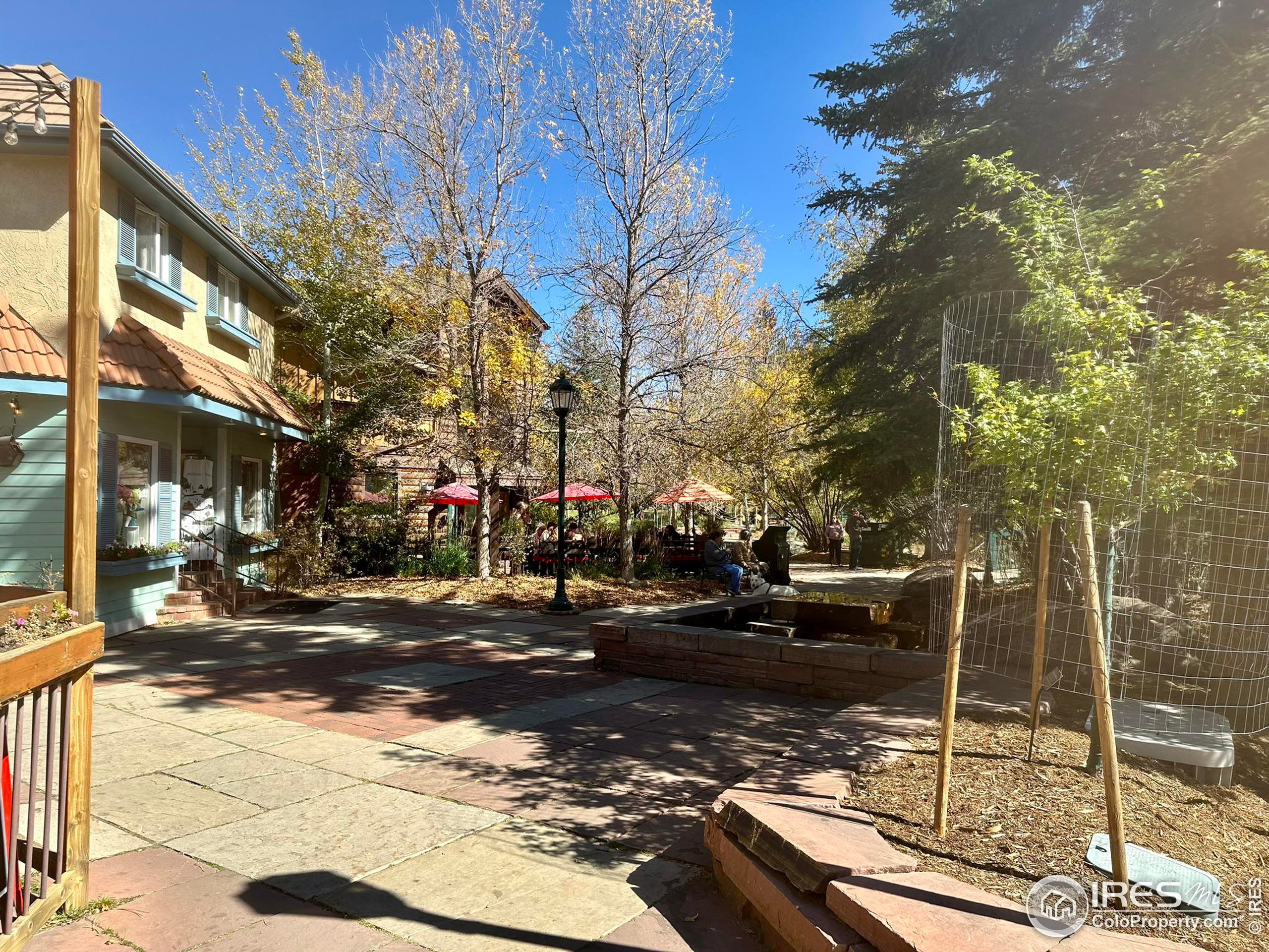 253 E Riverside Dr