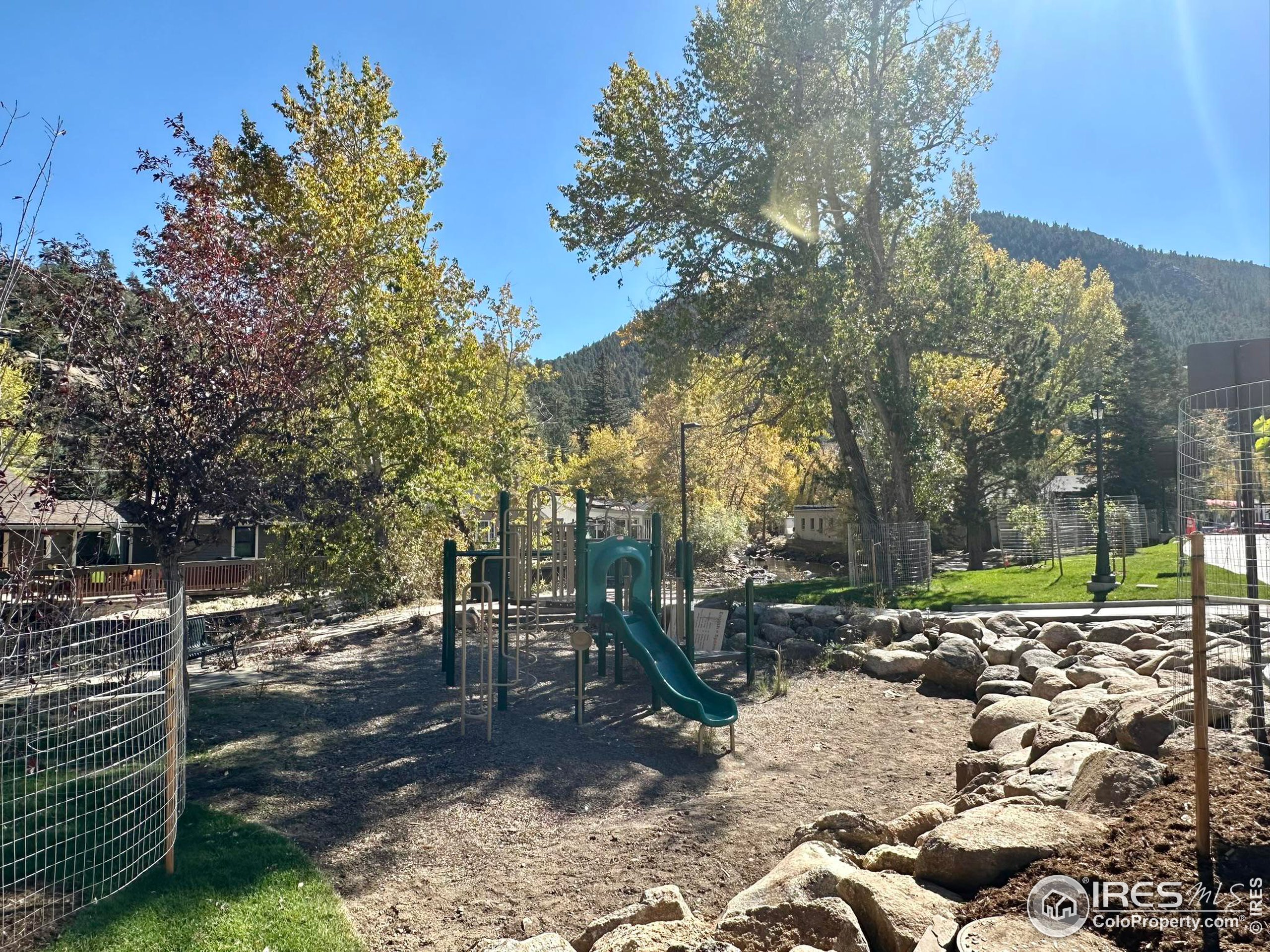 253 E Riverside Dr