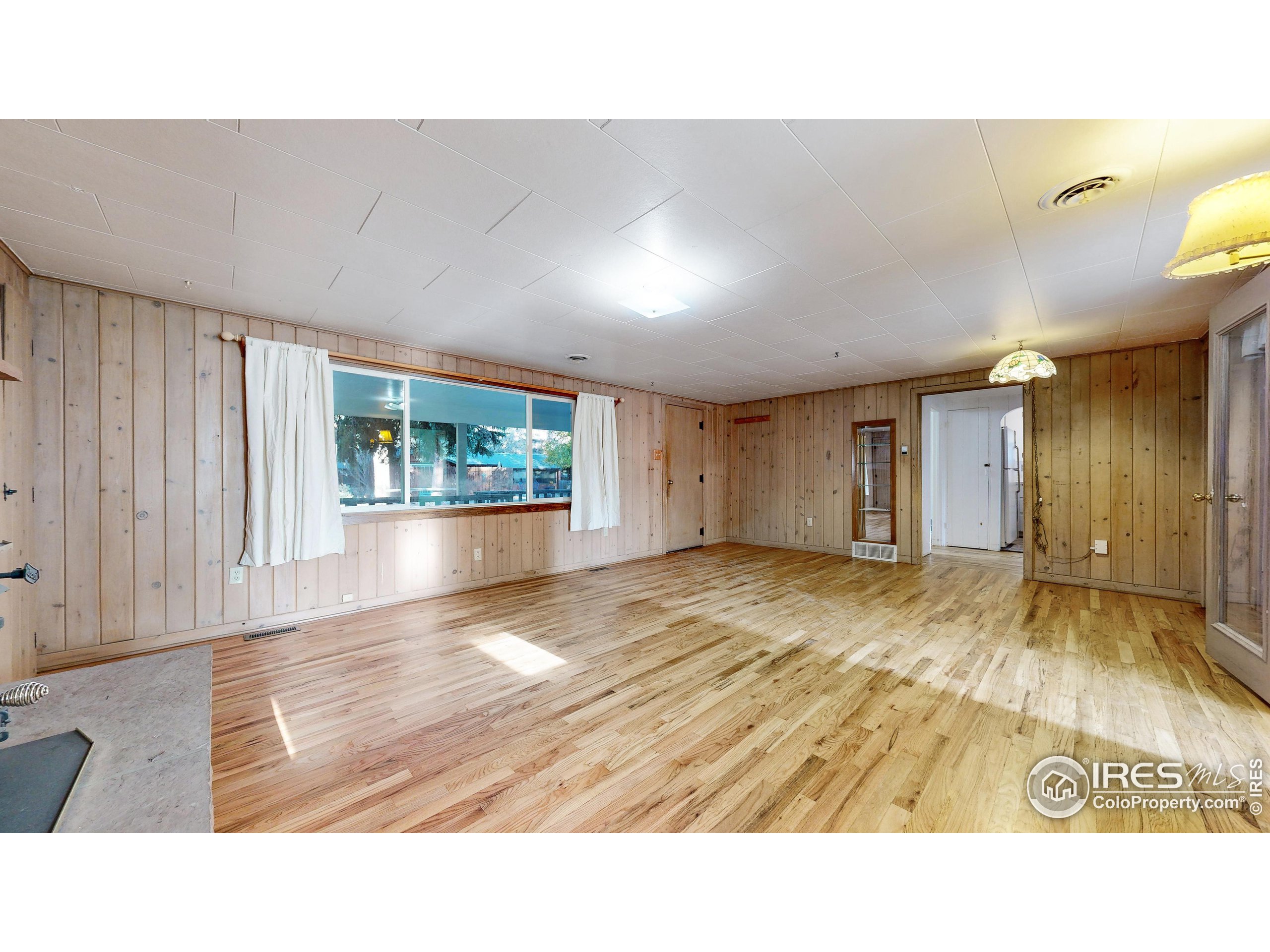 253 E Riverside Dr