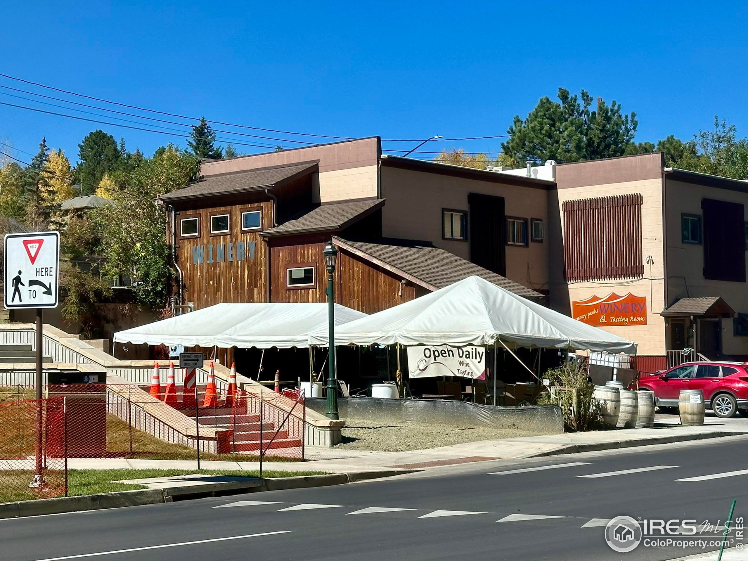 253 E Riverside Dr