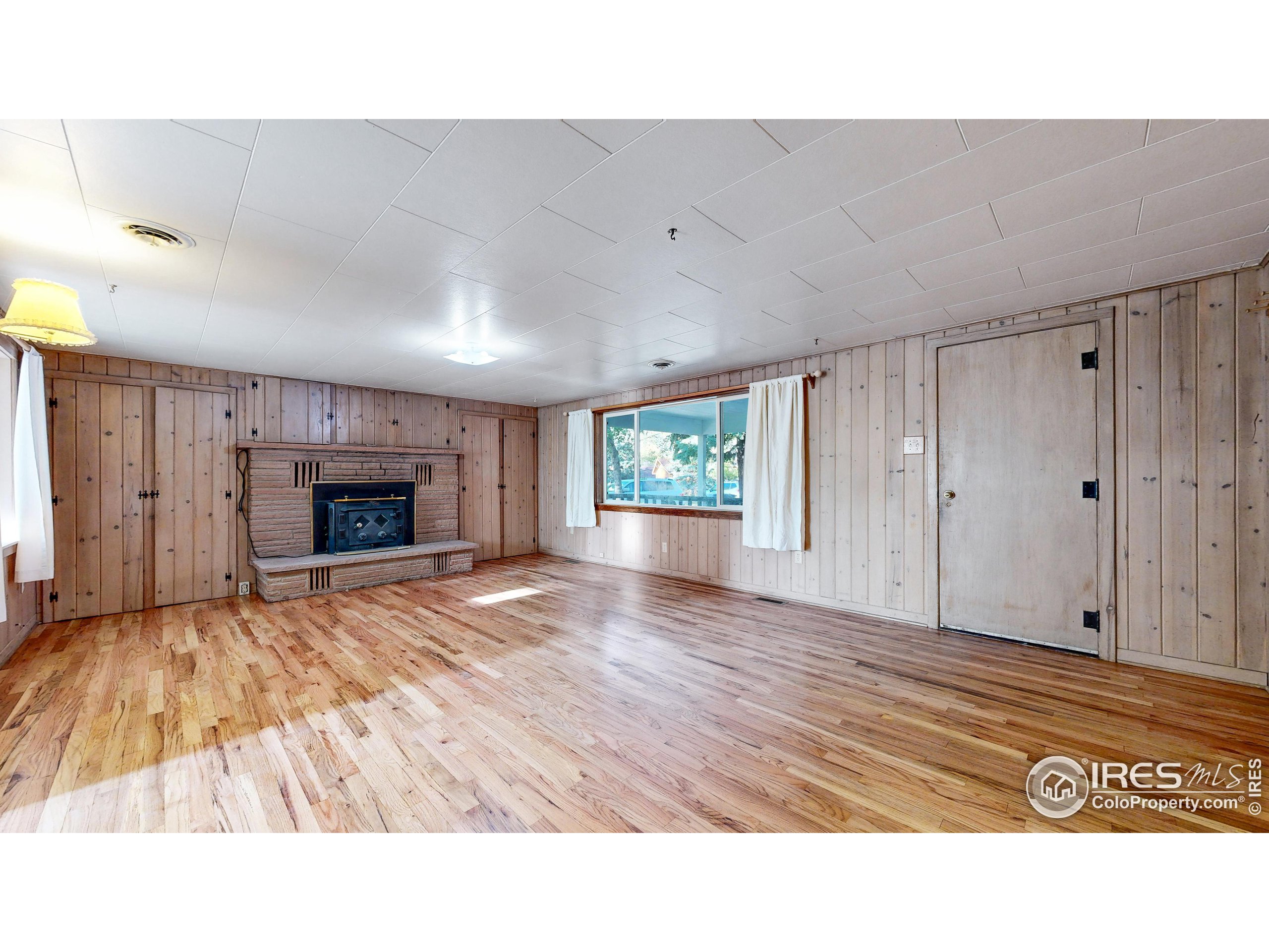 253 E Riverside Dr