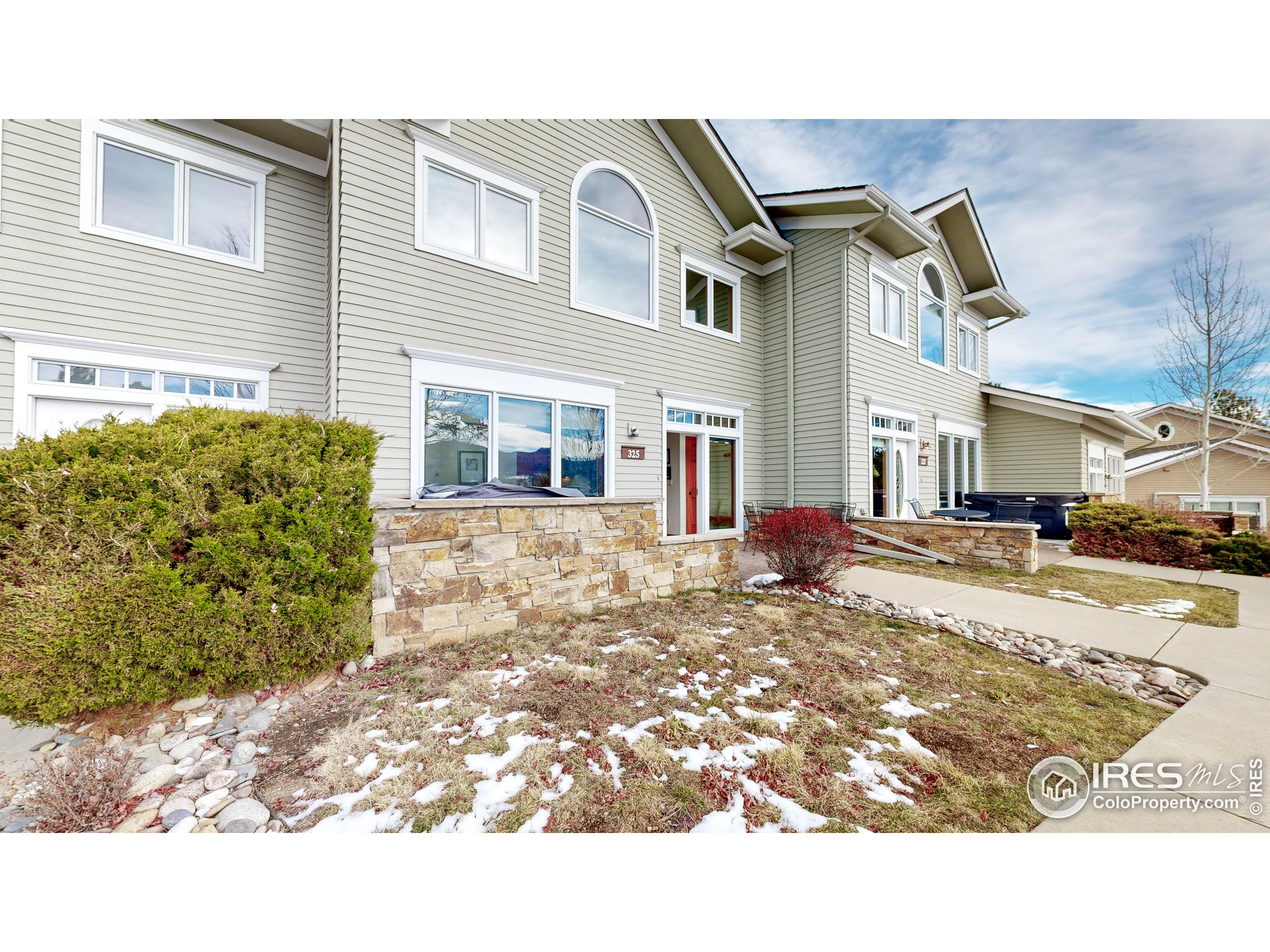 325 Overlook Ln