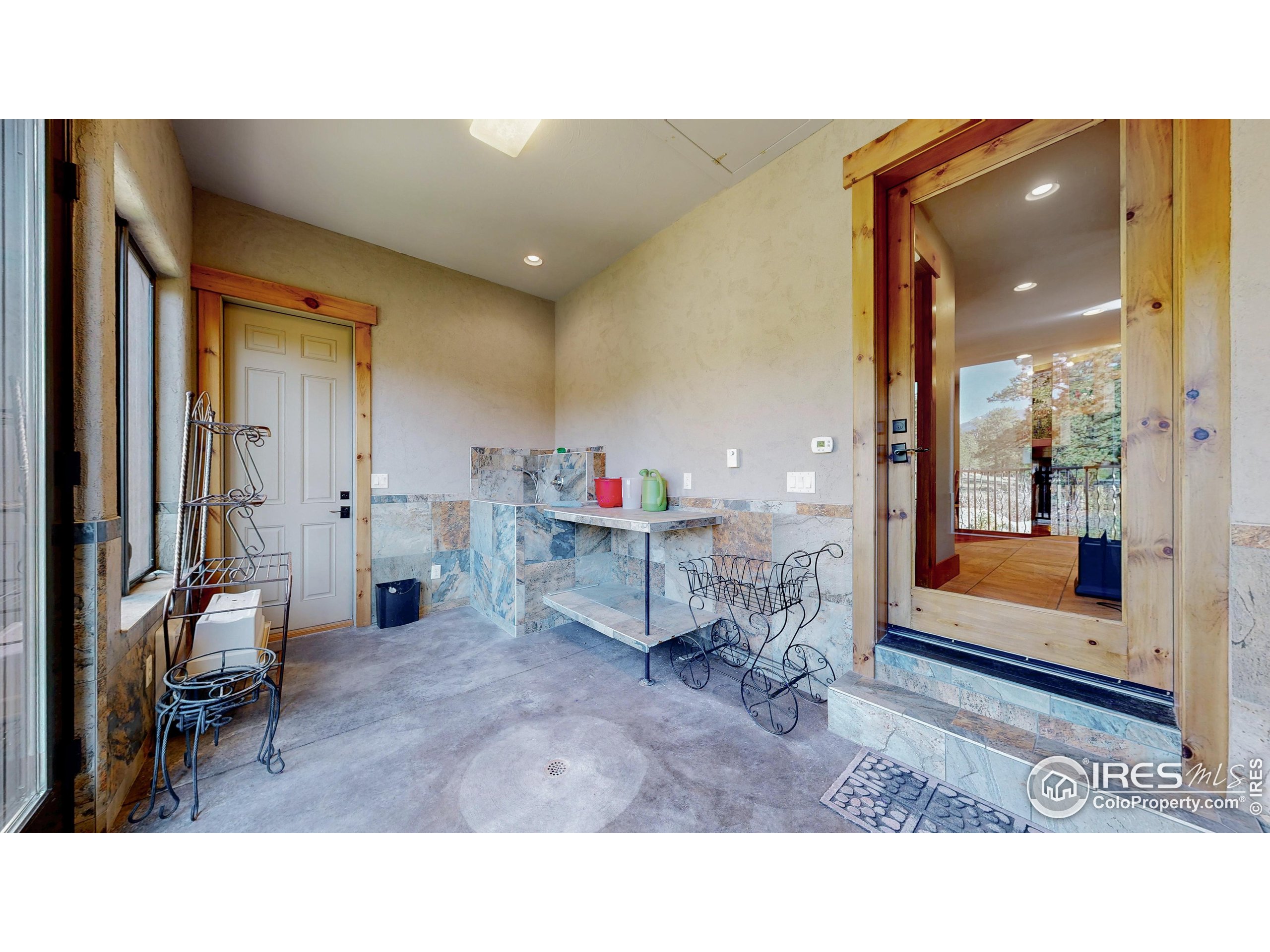 1049 Pine Knoll Dr
