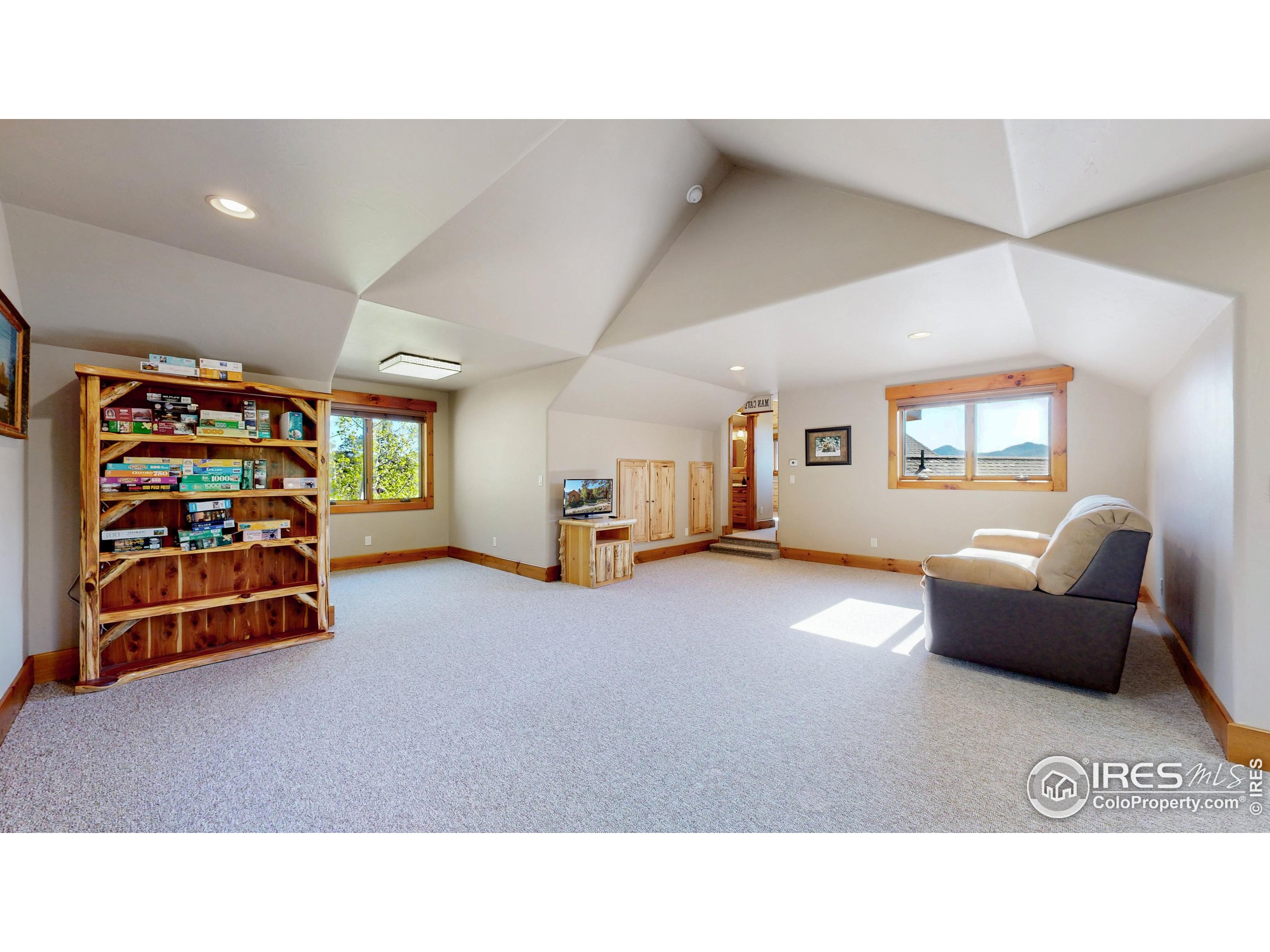 1049 Pine Knoll Dr