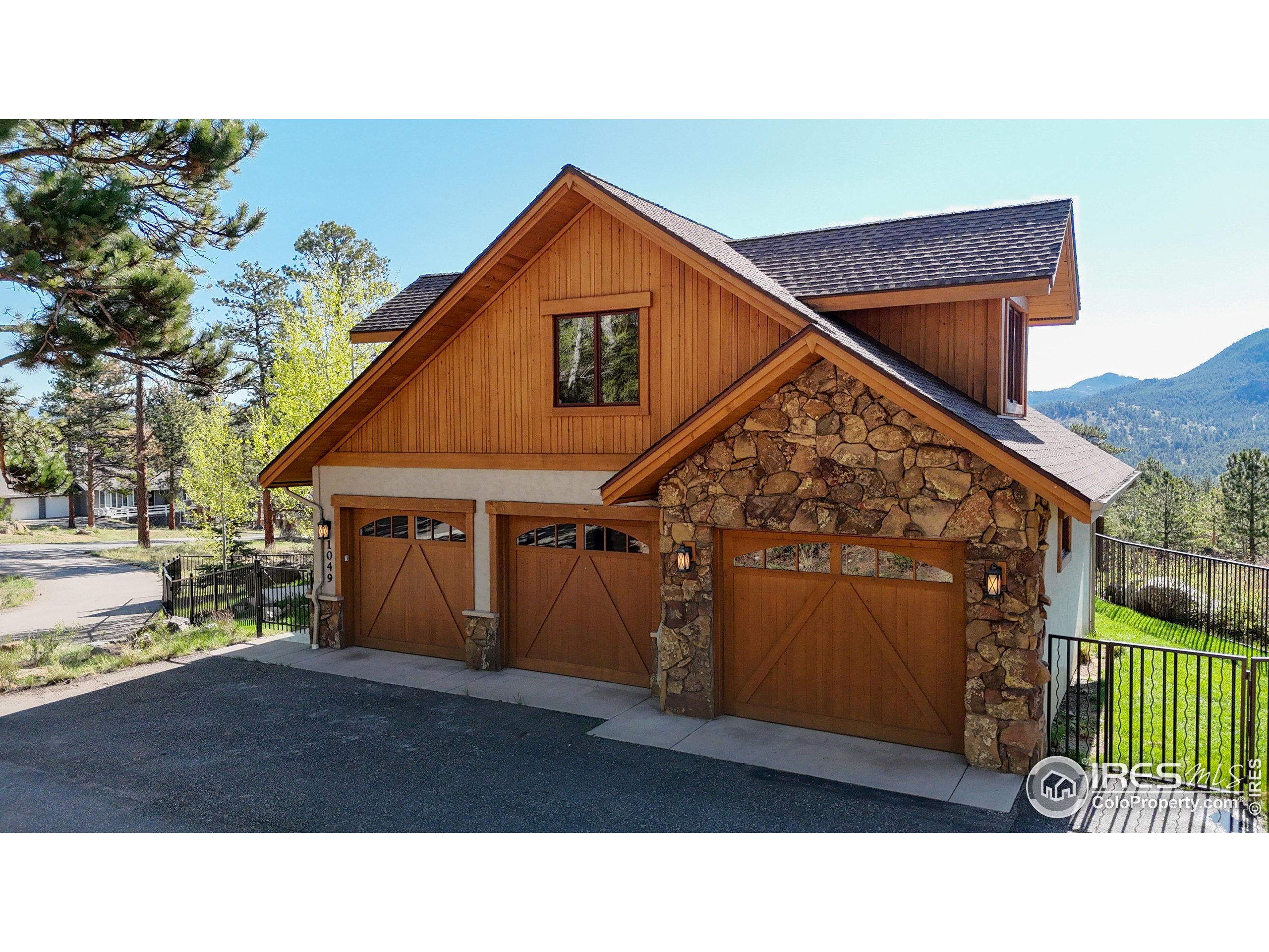 1049 Pine Knoll Dr