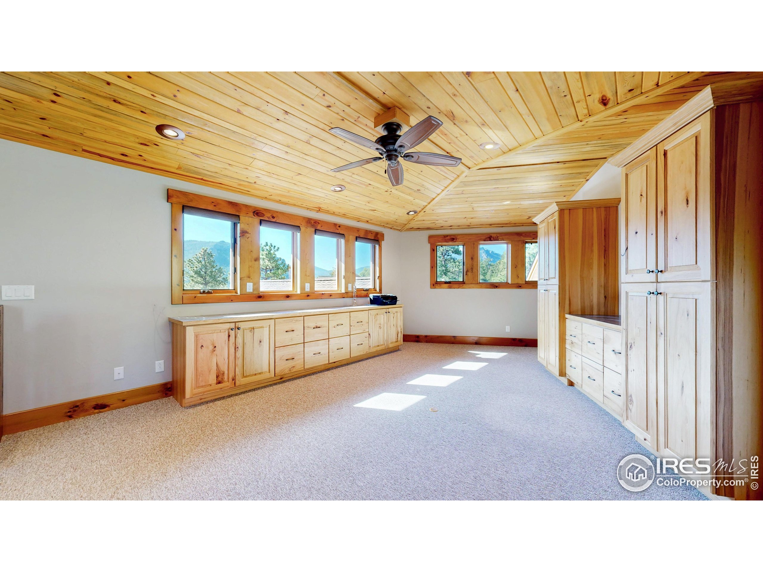 1049 Pine Knoll Dr