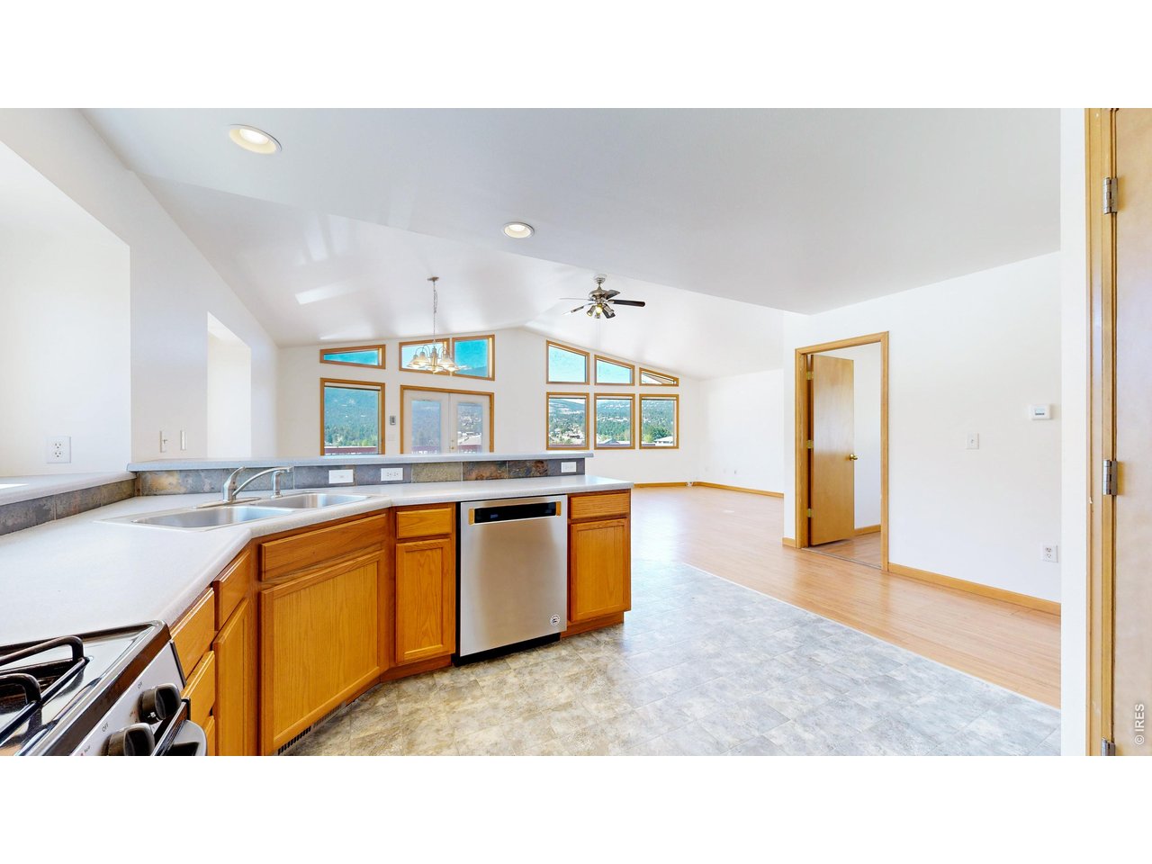 1220 Acacia Dr
